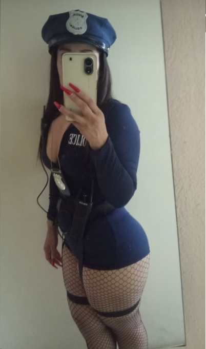 Imagen de Latina mujer sexy morena con disfráz de policía estilo Halloween #policiasexy